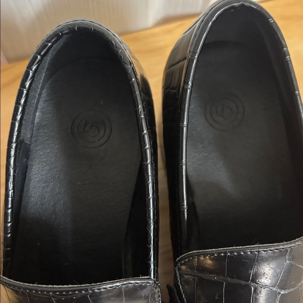 Urban Outfitters Black Croc Print Loafers with Heel and gold chain accent size 7 - Picture 6 of 11